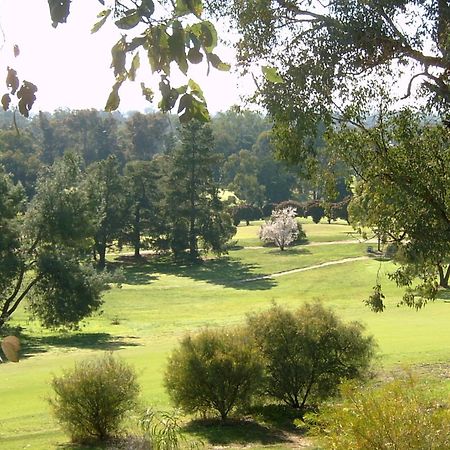 Commercial Golf Resort Олбери Экстерьер фото
