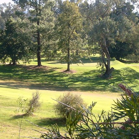 Commercial Golf Resort Олбери Экстерьер фото