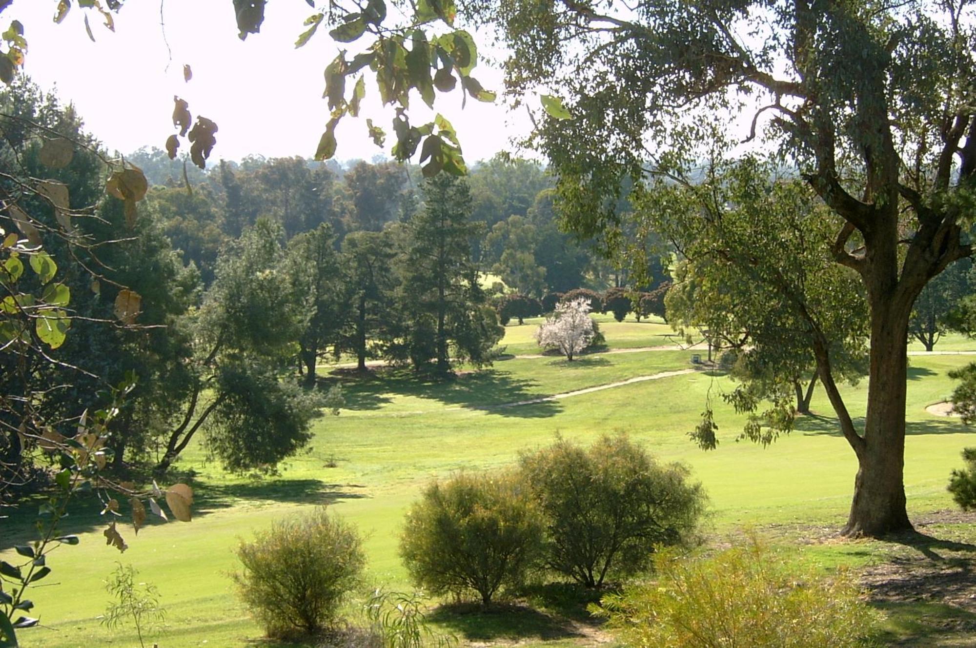 Commercial Golf Resort Олбери Экстерьер фото