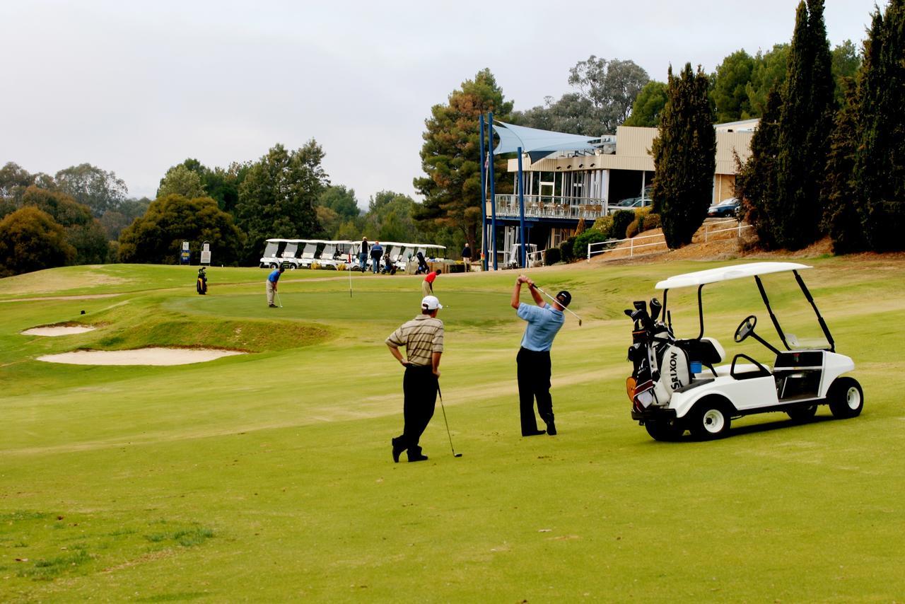 Commercial Golf Resort Олбери Экстерьер фото