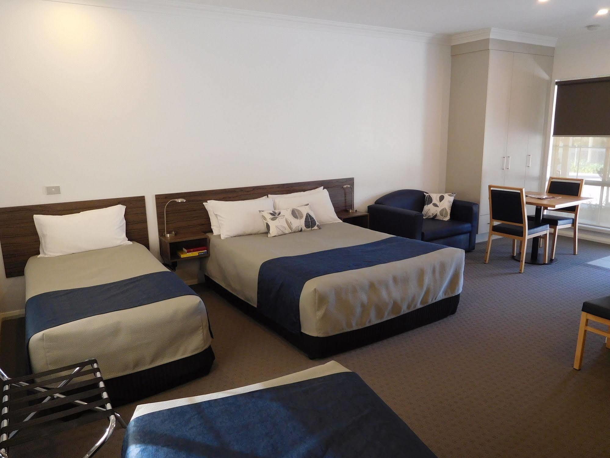 Commercial Golf Resort Олбери Экстерьер фото