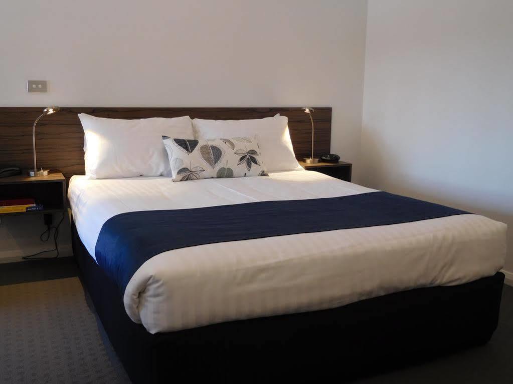 Commercial Golf Resort Олбери Экстерьер фото